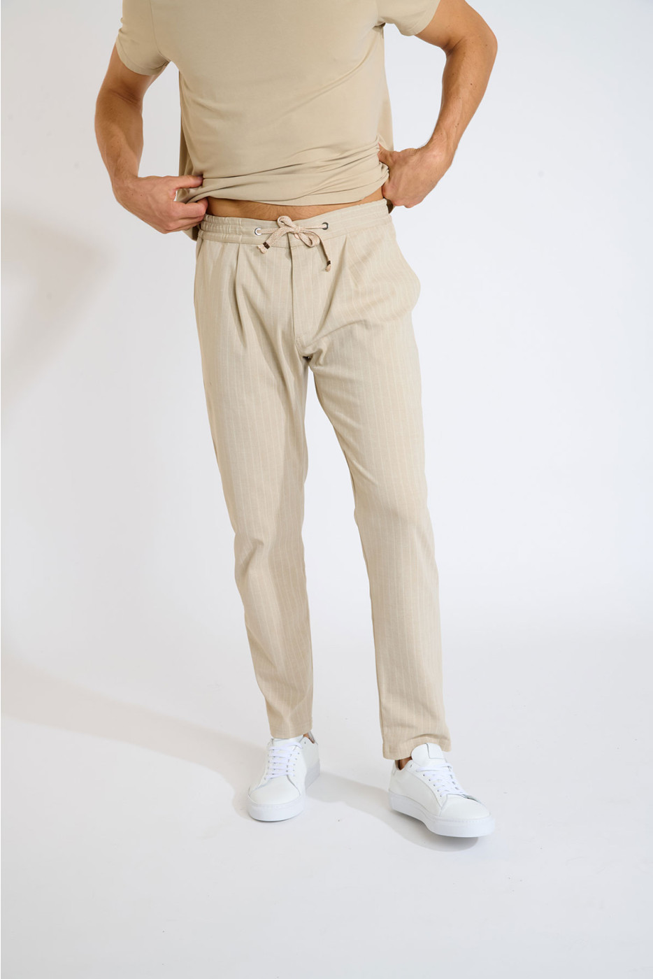Pantalon coupe carotte beige THOMAS CERVO