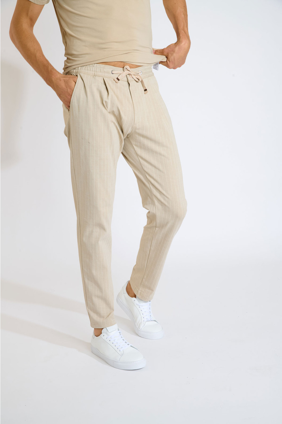 Pantalon coupe carotte beige THOMAS CERVO