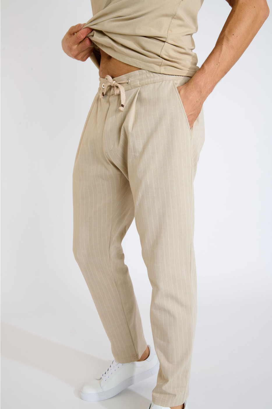 Pantalon coupe carotte beige THOMAS CERVO