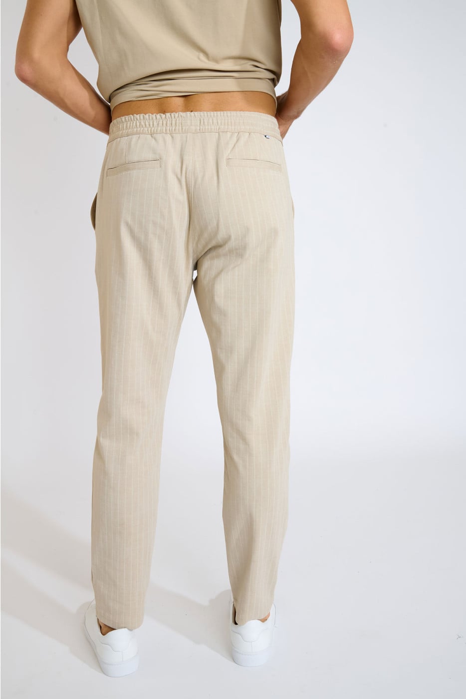 Pantalon coupe carotte beige THOMAS CERVO